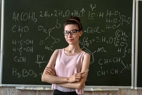 Tahtaya karşı kimya öğretmeni kimyasal formülü, eğitim konseptini açıkladı