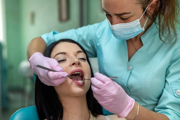 Médico Tratando Dientes Pacientes Con Herramientas Estomatológicas Odontología — Foto de Stock