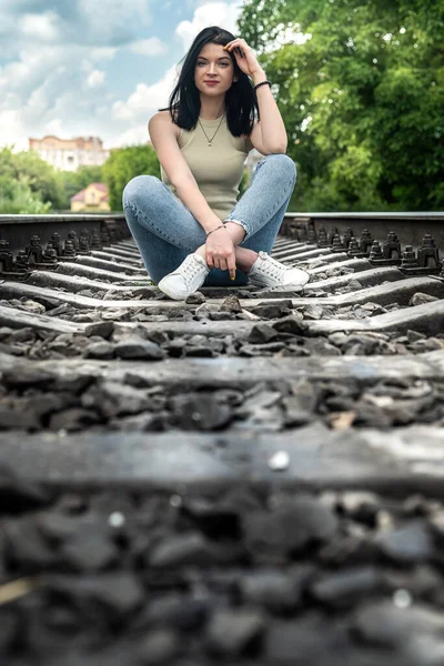 Bonita Jovem Mulher Está Perto Das Trilhas Ferroviárias Estilo Vida — Fotografia de Stock