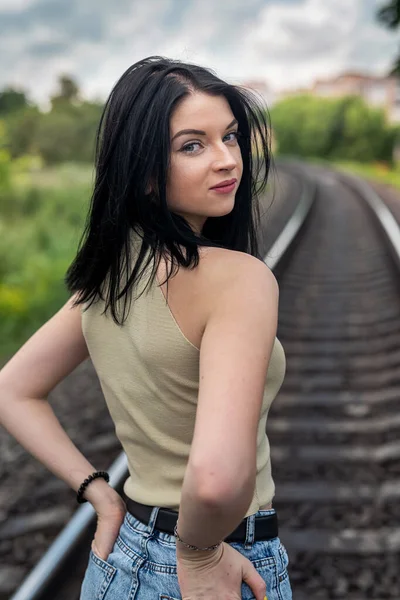 Kafkasyalı genç demiryolu kenarında poz veriyor, özgürlük