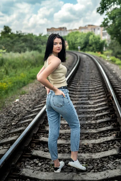 Woman Walk Railroad Tracks Summer Lifestyle Trip — 图库照片