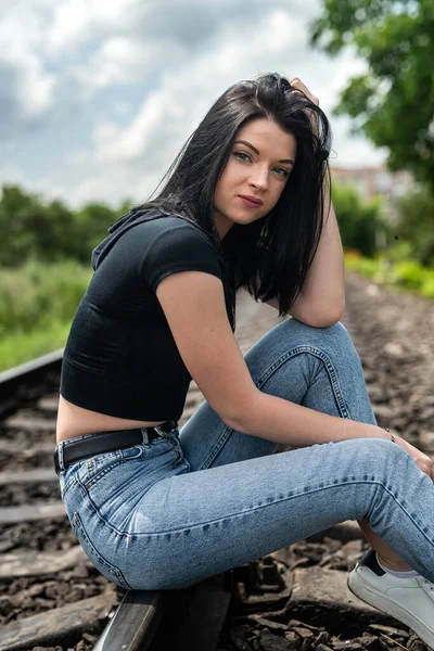 Bonita Jovem Mulher Está Perto Das Trilhas Ferroviárias Estilo Vida — Fotografia de Stock