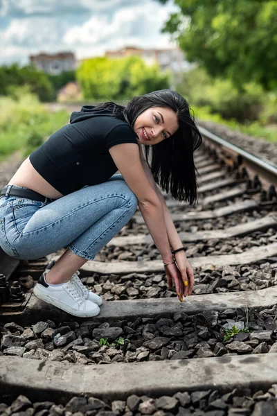 Caucasiano Adolescente Posando Perto Linha Férrea Liberdade — Fotografia de Stock