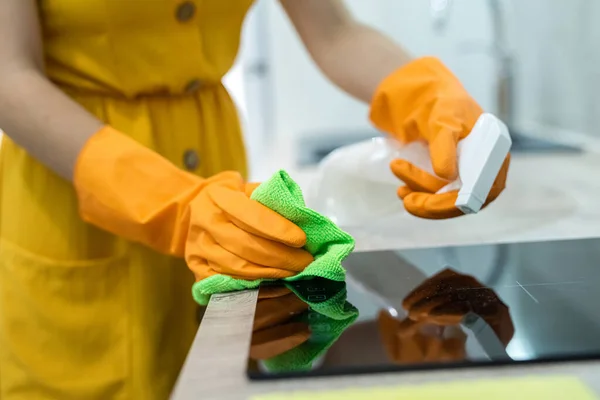 Eldivenli Kadın Eller Siyah Mutfak Yüzeyini Temizliyor Kavramı — Stok fotoğraf