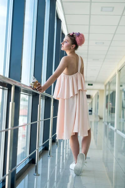 Çekici, şık makyajlı ve içeride saç stili olan genç bir kadın.