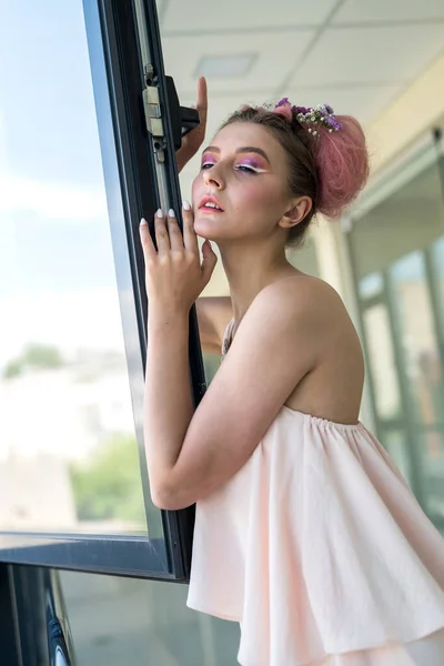 Zdjęcie Mody Młodej Damy Różową Fryzurą Świeżym Makijażem — Zdjęcie stockowe