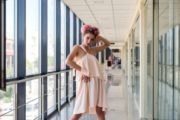 Женщина Моде Розовое Платье Белые Туфли Позируют Коридоре — стоковое фото