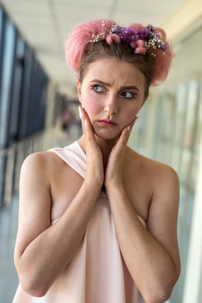 Mode Porträtt Ung Kvinna Med Blommor Munnen — Stockfoto