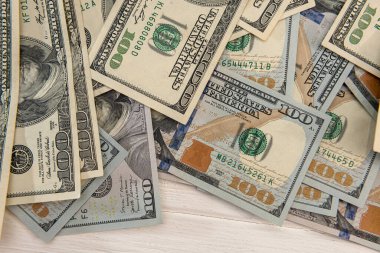 100 dolarlık banknotların iş konsepti.