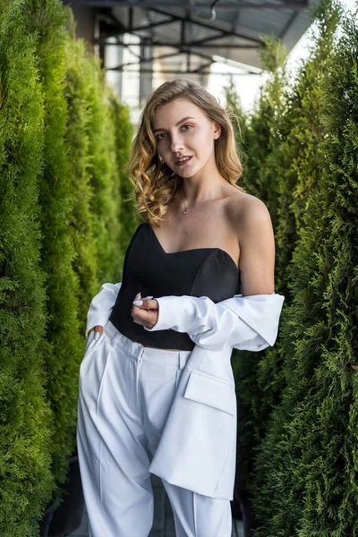 Retrato Una Joven Cerca Thuja Relajándose Naturaleza — Foto de Stock