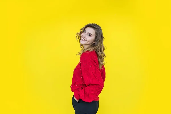 Mulher Moda Camisola Malha Vermelha Clássica Posando Sorrindo Fundo Amarelo — Fotografia de Stock
