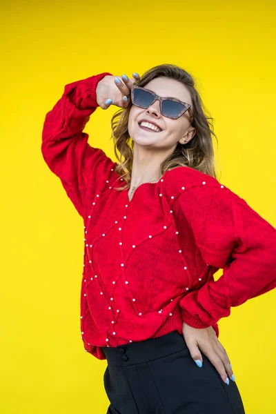 Incrivelmente Bela Menina Sorridente Óculos Vestindo Uma Camisola Malha Vermelha — Fotografia de Stock