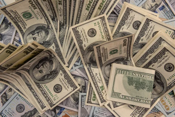 100 dolarlık banknotların iş konsepti.