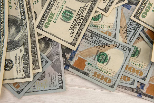 100 dolarlık banknotların iş konsepti.