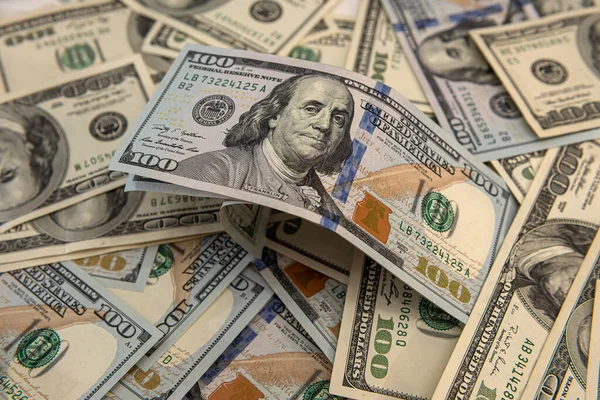 100 dolarlık banknotların iş konsepti.