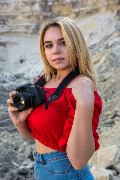 Mujer Turística Tomando Fotos Del Valle Del Desierto Rocas Explorar —  Fotos de Stock