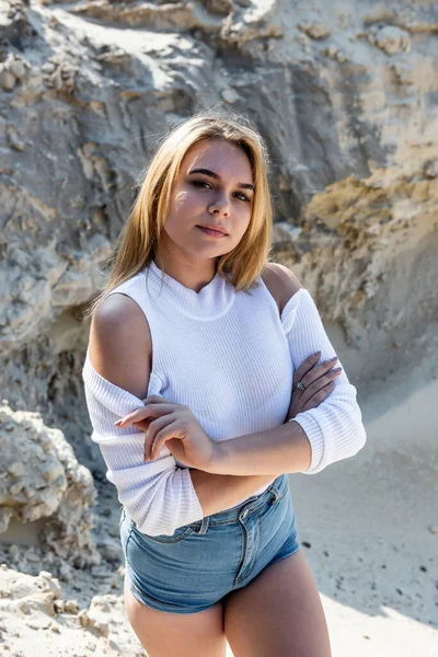 Bela Jovem Mulher Pedreira Areia Hora Verão Aventura — Fotografia de Stock