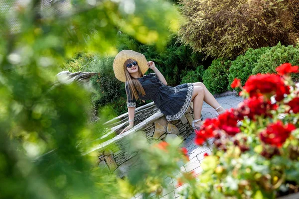 Hora Verano Para Mujer Bonita Vestido Naturaleza —  Fotos de Stock