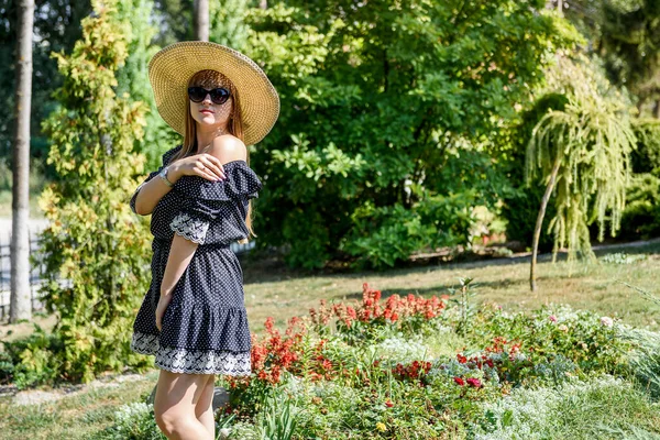 정원에서 생활하는 아름다운 여성의 — 스톡 사진