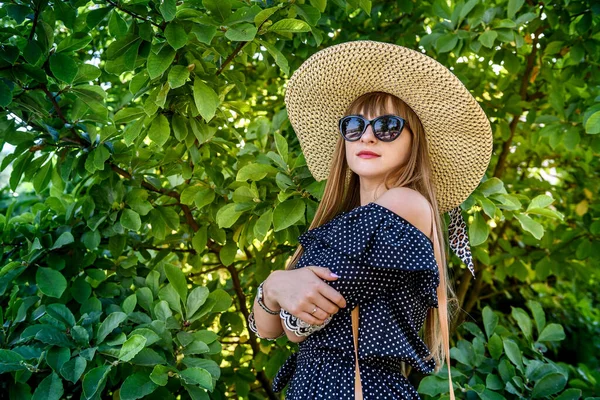 Kadınlar yaz mevsiminde dinlenir ve eğlenir.