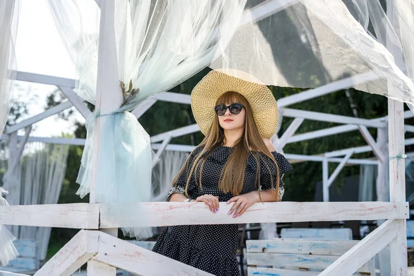 Yaz yaşam tarzı, güzel kadın portresi, açık hava.