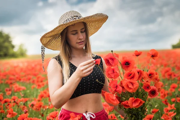 Porträtt Rpetty Ukrainska Kvinna Svart Topp Och Hatt Med Stor — Stockfoto