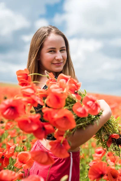 Ukrán Lány Sportruházat Kezében Egy Csokor Mák Területen Nyári Időszámítás — Stock Fotó