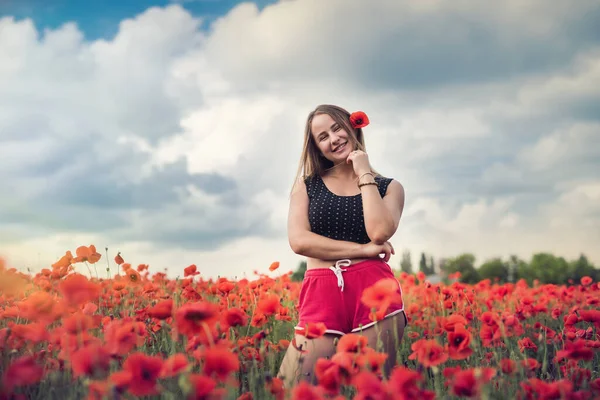 Güzel Moda Kızı Sıcak Yaz Gününde Gelincik Tarlasında Doğanın Tadını — Stok fotoğraf