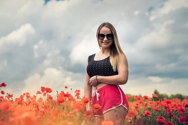 Güneş Gözlüklü Siyah Bluzlu Genç Bir Kadın Gelincik Çiçeği Tarlasında — Stok fotoğraf