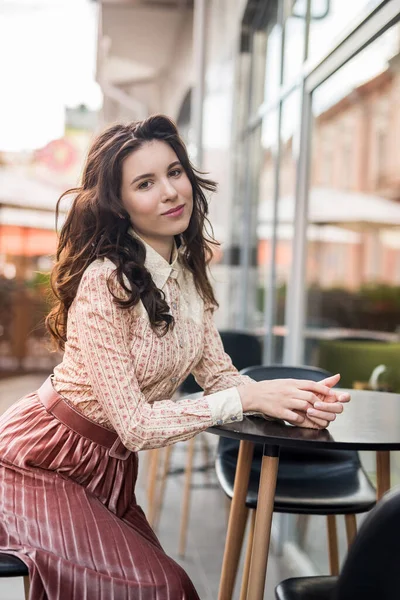 Bella Donna Godere Dell Ora Legale Posign Vicino Caffè Nel — Foto Stock