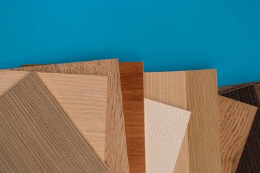 Mavi arkaplanda izole edilmiş vinil zemin veya mobilya örnekleme kataloğu 