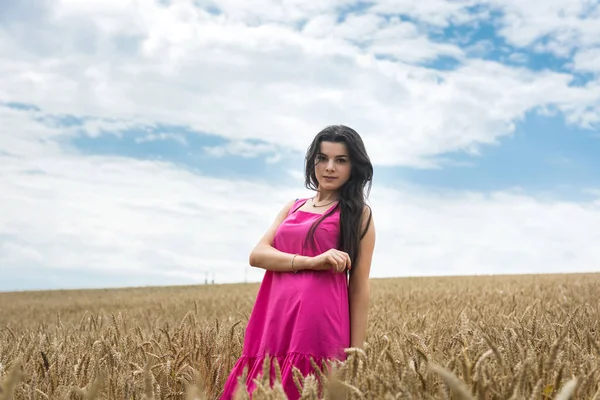 ドレスの若い美しい女性は 黄金の小麦畑 夏の上を歩く 自然の中で時間を過ごす女性 — ストック写真