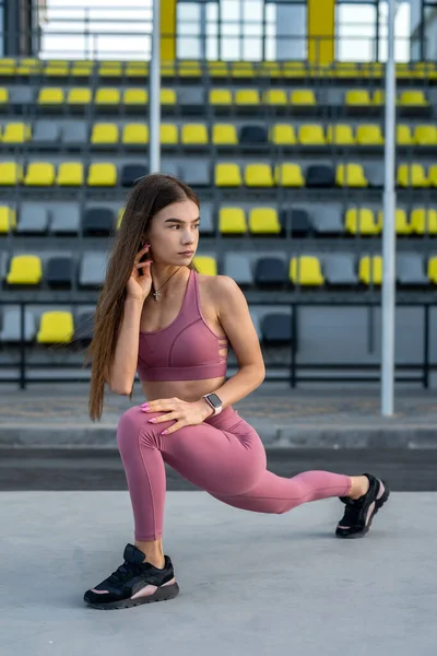 Piękna Kobieta Robi Pozy Jogi Stadionie Miejskim Koncepcja Zdrowego Stylu — Zdjęcie stockowe