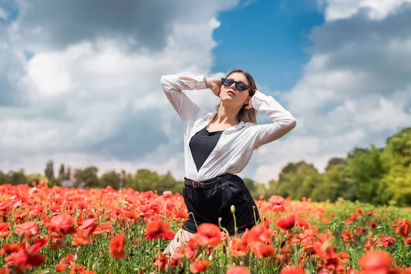 Beyaz Bluzlu Esmer Kız Gelincik Tarlasında Yürüyor Yaz Yaşam Tarzı — Stok fotoğraf