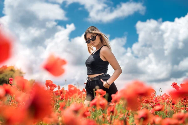 Mulher Bonita Que Anda Campo Papoula Dia Verão — Fotografia de Stock