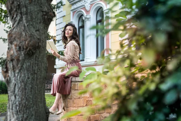 Porträt Einer Hübschen Frau Posiert Der Nähe Des Stadtgebäudes Sommerzeit — Stockfoto