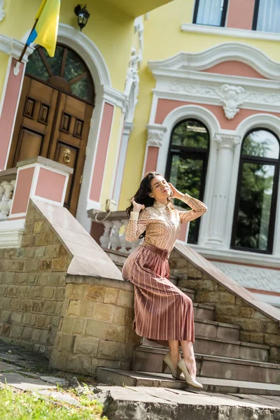 Счастливая Красивая Молодая Украинская Женщина Позирует Возле Городского Цветного Дома — стоковое фото