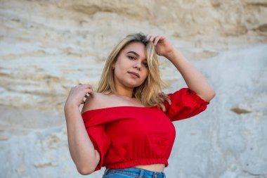 Kanyondaki kum duvarının yanında güzel bir kadının portresi.