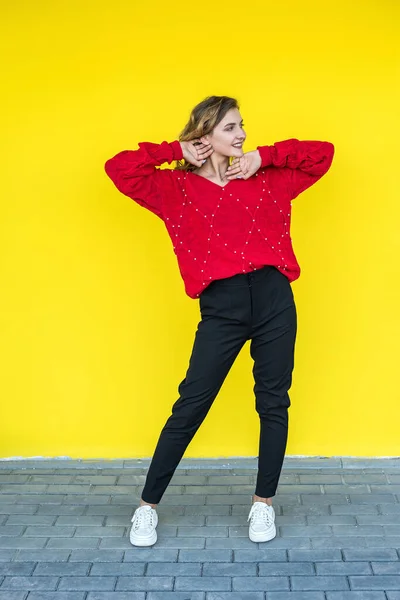 Mode Kvinna Klassisk Röd Stickad Tröja Poserar Och Ler Gul — Stockfoto