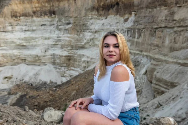 Jolie Femme Détendre Suuny Journée Été Contre Canyon Sable Comme — Photo