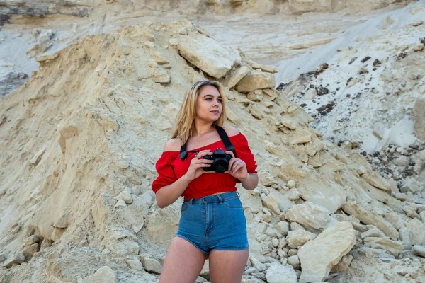 Stijlvolle Jonge Vrouw Wandelen Zand Rots Hete Zomerdag Vakantie — Stockfoto