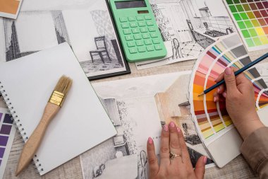 İç mimarın eli paletten bir renk seçer. yenileme konsepti