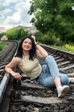 Kadınlar tren raylarında yürür, yaz gezisi