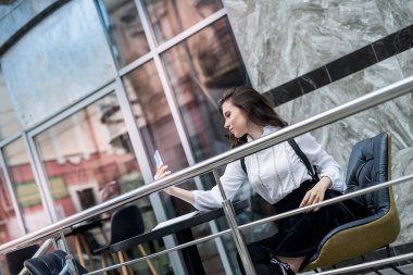 Genç ve güzel bir kadın şehir merkezinde yürüyor, keyifli bir tatil..