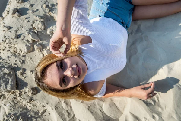 Incrivelmente Bonita Menina Deitada Areia Branca Tomando Banho Sol Desfrutando — Fotografia de Stock