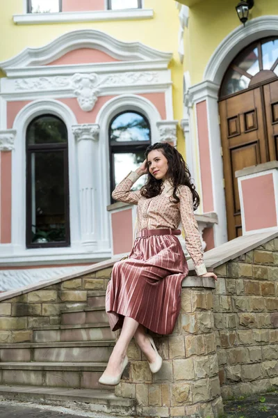 Giovane Donna Ucraina Stoffa Elegante Vicino Edificio Colore Moderno Sulla — Foto Stock