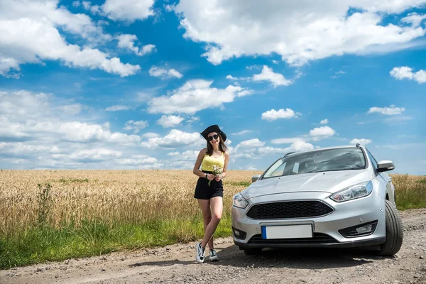 Stilvolle Junge Frau Unterbricht Die Fahrt Und Ruht Sich Straßenrand — Stockfoto