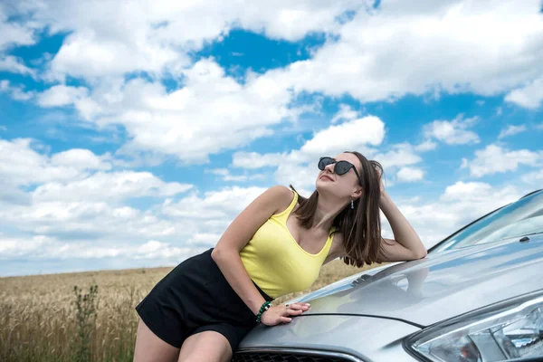 Schöne Bein Der Nähe Des Autos Posiert Sandigen Ufer Während — Stockfoto