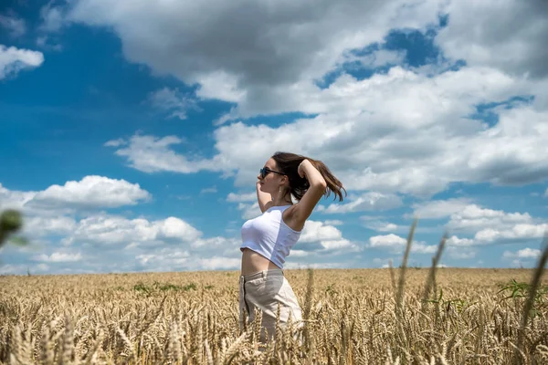 Portret Van Charmante Jonge Vrouw Gouden Graanveld Vrijheid — Stockfoto