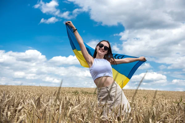 Jonge Slanke Vrouw Blauw Gele Vlag Van Oekraïne Tarweveld Zomer — Stockfoto